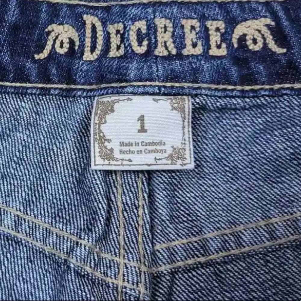DECREE Junior's Distressed Medium Stonewash Jeans - Picture 5 of 10